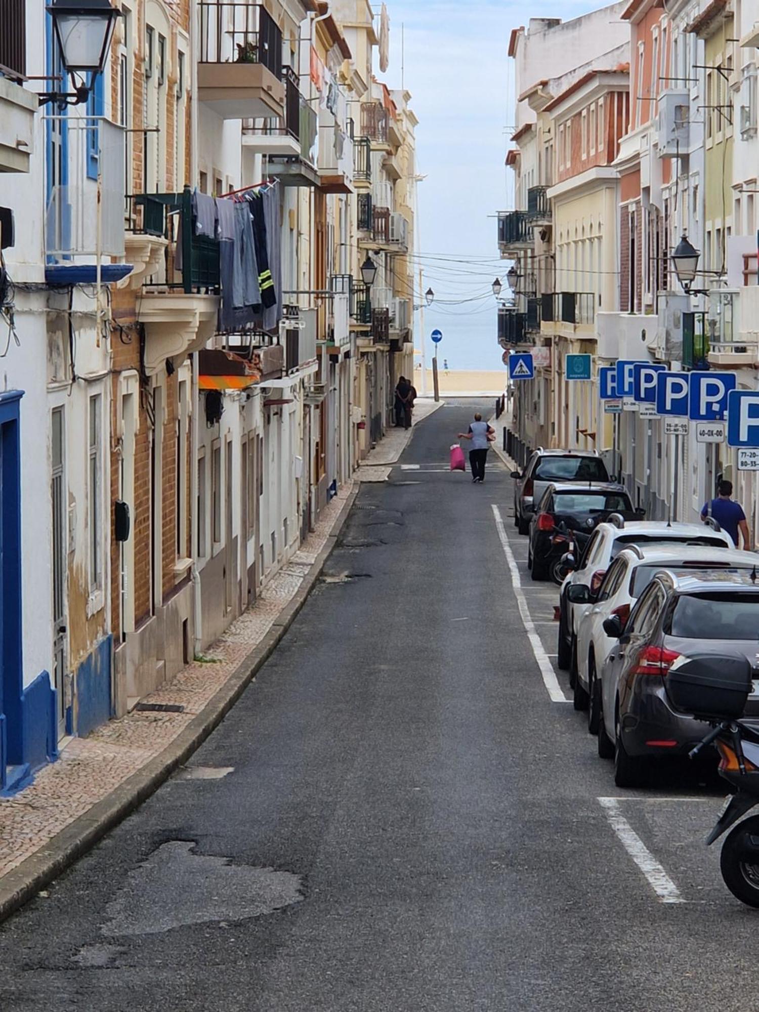 Marilaura'S Beach House Nazare Exterior photo